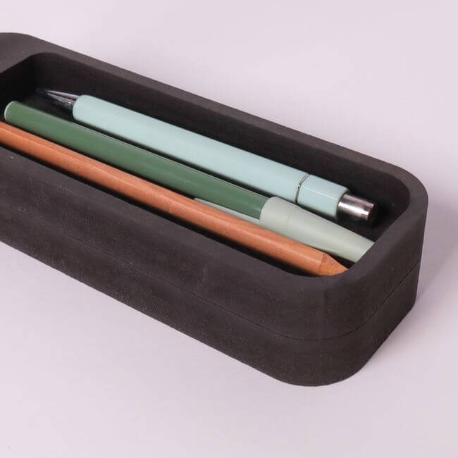2-layer desk organizer tray with a bud vase: close-up view of a tray holding pencils.