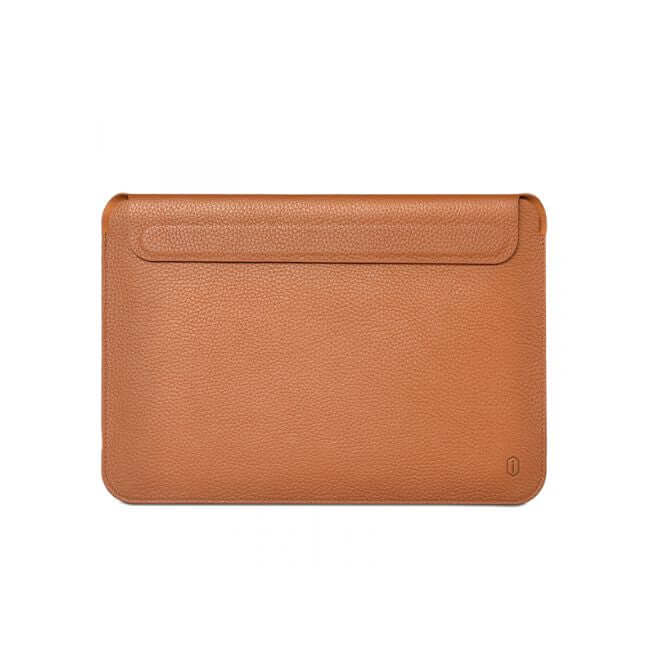 Brown leather sleeve for MacBook Pro 13" with a magnetic flap closure.